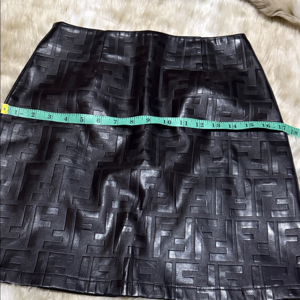 Chic Black Textured Pencil Skirt - Picture 2 of 5